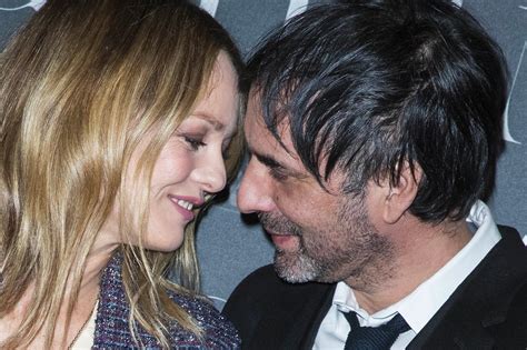 robe mariage vanessa paradis samuel benchetrit|Le mariage très discret de la chanteuse Vanessa。